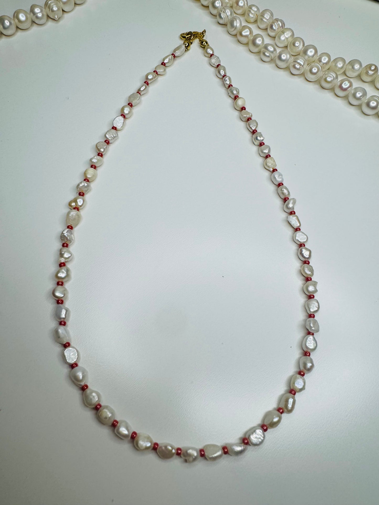 Redness Between Pearls Necklace